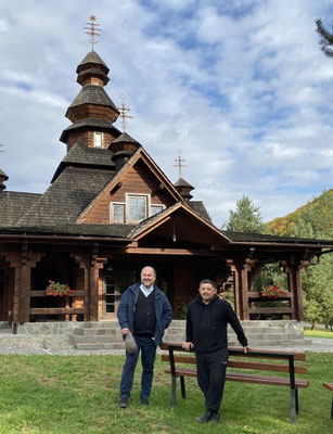 Ivan K. und Serhij vor der Kirche, welche zum Bildungszentrum gehört.