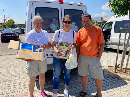 Ivan übergibt Rita und Antonia zum Danke Geschenke.
