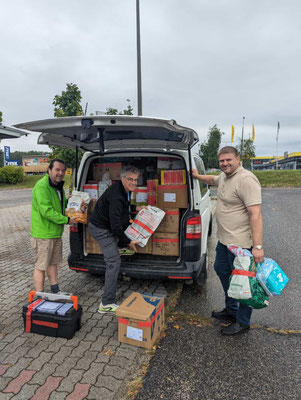 Mit Pavlo (rechts) ist unser Team schon länger in Kontakt, da er an der Koordination und Verteilung der Güter innerhalb der Ukraine beteiligt ist und abklärt, wo was gebraucht wird. Nun hat er zum ersten Mal eine Ausreisebewilligung erhalten, ...
