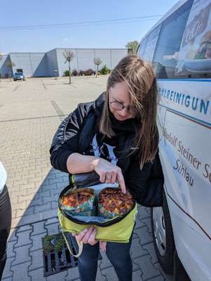 Zum Dank hat Kamila extra für das schweizer Fahrerteam gebacken.