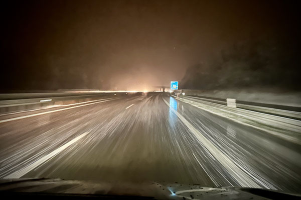 Erst in der Nähe der Schweiz gilt es dann doch noch durch stürmischen Schnee-Regen zu fahren.