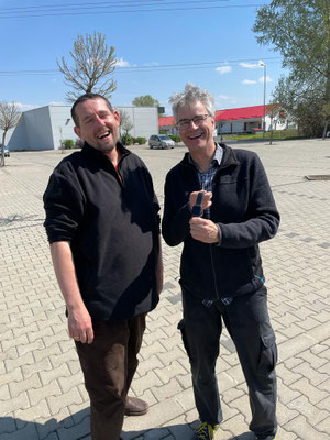 Bennos Uhr ist bei der letzten Übergabe aus Versehen in einem der Fahrzeuge liegen geblieben und in die Ukraine gereist. Jetzt hat er sie endlich wieder - was für eine Freude! :-)