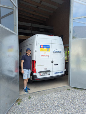 Severin holt ein Fahrzeug aus der "Garage" bei den Nachbarn.