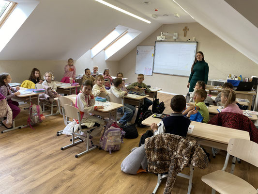emH unterstützt die TheoBand Schule schon seit längerer Zeit. Die Wandtafel mit Beamer, welche hier im Einsatz sind, wurden im Juli aus der Schweiz geliefert.