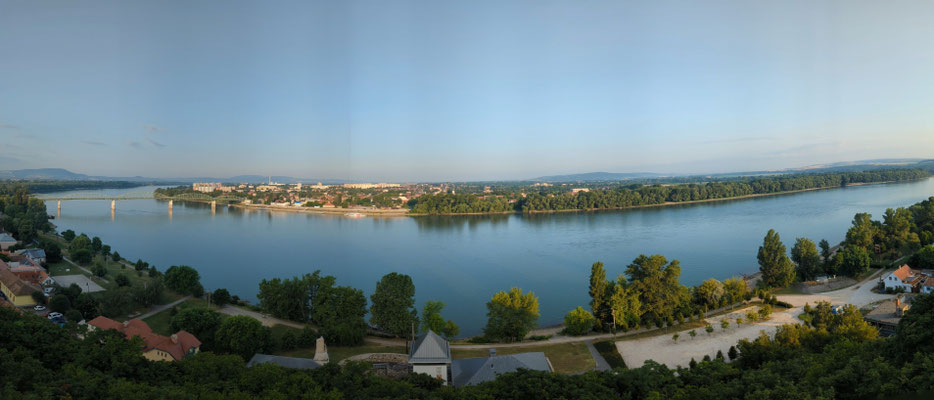 Auf der anderen Seite der Donau beginnt die Slowakei.