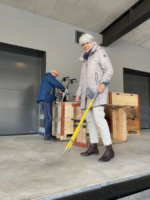 Marcel und Ruth können in einem Spital in der Region Zürich Rollatoren, Krücken, Decken und Kissen abholen.