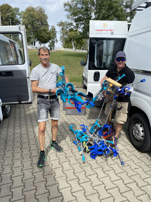 Wie auf jeder Fahrt sind auch zahlreiche Krücken mit dabei, die zum Stappeln und Tragen etwas umständlicher sind als die Kisten. :-)