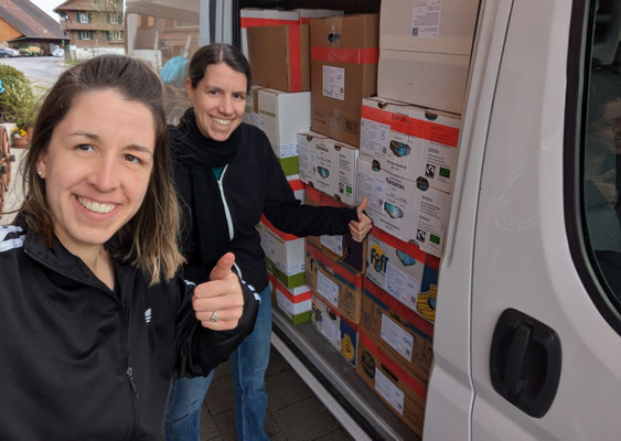 Antonia und Leonie - nach dem Einladen von rund drei Tonnen Material haben die beiden den Feierabend verdient.