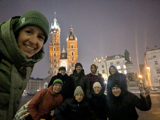 Wie sehr Kälte einem Menschen zusetzen kann, davon konnten unsere Fahrer bei ihrem Morgenspaziergang bei eisigen Temperaturen einen kleinen Eindruck gewinnen. Die Ukraine leidet derzeit unter klirrender Kälte und gleichzeitig anhaltenden Stromausfällen.