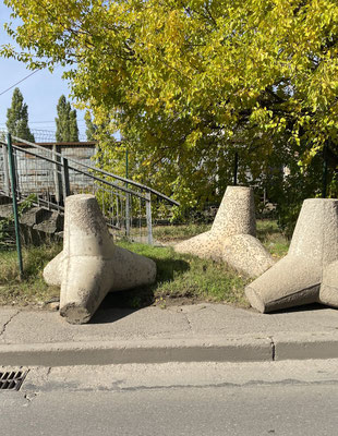 Panzersperren stehen überall an den Strassenrändern.