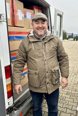 Ivan freut sich über die eingeladenen Weihnachtsgeschenke.