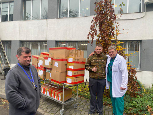 Diese Operationssets für Augenärzte und Gefässchirurgie wurden in das Krankenhaus in der Stadt Tscherkassy geliefert. Die dankbaren Ärzte haben die Operationssets, die in den Kartons waren, noch am selben Tag benutzt.
