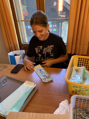 Natalia verpackt medizinisches Material für die anschliessende Sterilisation.