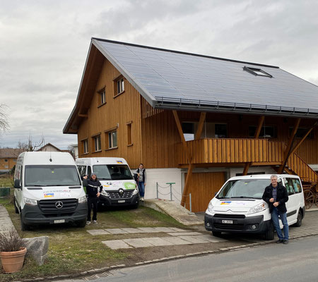 Severin, Antonia und Benno starten mit den drei Fahrzeugen in Grosswangen.