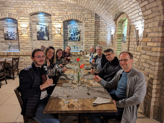 Die Crew beim gemütlichen Nachtessen nach getaner Arbeit am Freitagabend