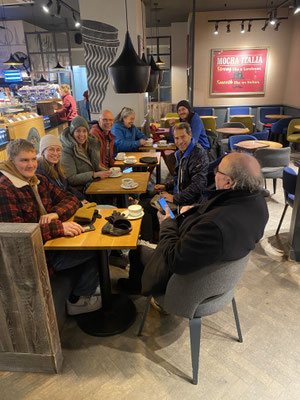 ... bevor sich die Fahrerinnen und Fahrer dann indoor mit Kaffee wieder aufgewärmt haben. Der kurze Spaziergang vermittelte einen kleinen Eindruck von dem, was die Menschen in der Ukraine gerade rund um die Uhr erleben - kalt, kalt, kalt!