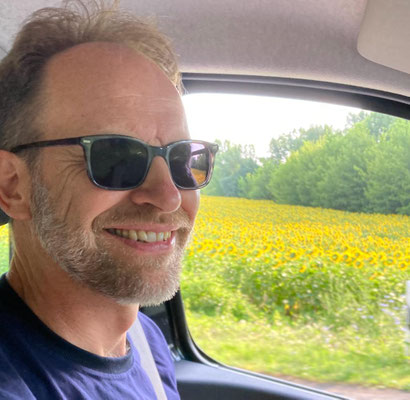 Roland fährt - vorbei an einem Sonnenblumenfeld ...