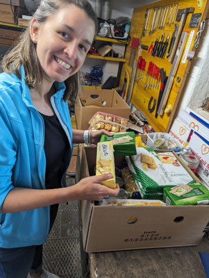 Antonia packt am Donnerstagmorgen noch die allerletzten Kisten fertig.