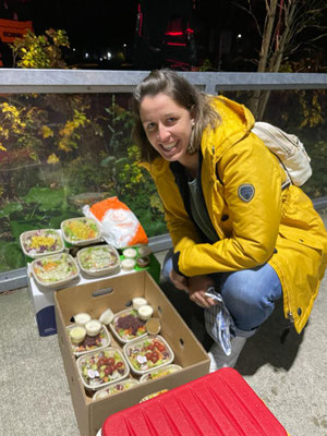 Antonia präsentiert die mitgebrachte Essensauswahl.