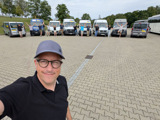 Abschlussbild mit allen Fahrzeugen, Fahrerinnen und Fahrern aus der Schweiz und der Ukraine. Wer es noch nicht bemerkt hat - Andreas hat den Job des Gruppenselfie-Fotografs übernommen. :-)