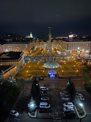 Blick aus Ritas Hotelzimmer in Kyjiw - direkt auf den Maidan