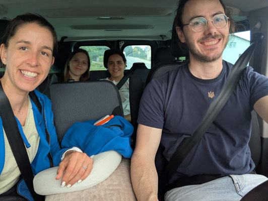 Auf der Rückreise nehmen die Schweizer die beiden Schwestern Natalia und Maria mit. Die beiden ukrainischen Mädels werden - wie in den vergangenen beiden Jahren - in den nächsten Wochen bei Rita "Ferien" machen.