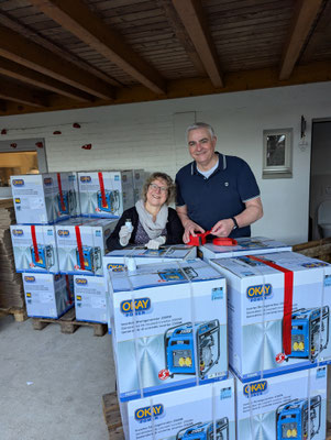 Bevor die Generatoren in die Ukraine transportiert werden, werden sie mit einem Adapter und dem roten Markierungsklebeband versehen. Das geht nicht ohne "Handarbeit". Danke an Marco und Ruth, die das diesmal übernommen haben.