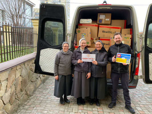 Die Schwestern Marta und Barbara (links) sowie Pater Michael (rechts) - die wir bei unserem Besuch in der Ukraine im Herbst 2023 kennen gelernt haben - verteilen die Güter an verschiedene Spitäler und Kliniken in der Region Kiev.