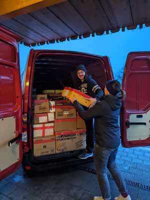 Antonia und Severin haben während den beiden Tagen vor der Fahrt die vier Fahrzeuge beladen.