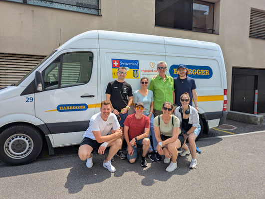 Um 14.15 Uhr stossen in Sursee die anderen Fahrerinnen und Fahrer zur Crew. Nach einem Startbild geht die Reise so richtig los.