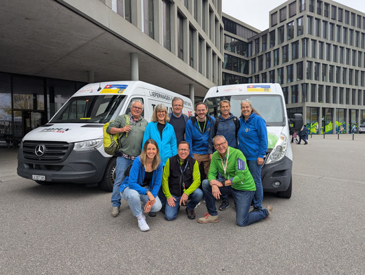 Am Donnerstag nach dem Mittag fuhren die ersten fünf Fahrer mit den Fahrzeugen in Grosswangen los. In Brugg stiessen dann die restlichen vier Fahrer dazu, so dass die Crew komplett war.