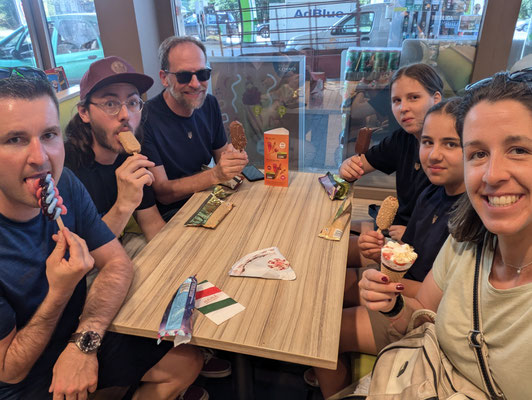 Dank hohen Tempearturen gibt es auf dem Weg zum Hotel eine Eis-Pause.