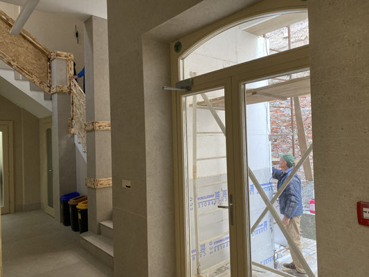 ... während aussen noch gebaut wird. Aufgrund der vielen Binnenflüchtlingen wird die Schule laufend vergrössert.