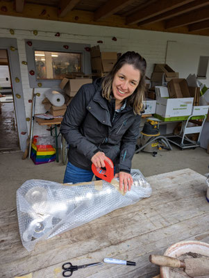 Antonia beim Verpacken der besonderen Kerzenständer für Pavlo.