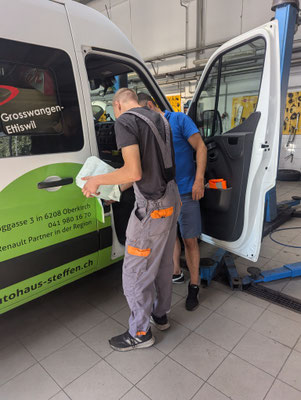 Diesmal mit Zwischenstopp in einer Autogarage...