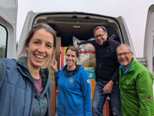 Mittag und bereits fertig! In Rekordzeit von nur rund 4.5 Stunden haben Antonia, Leonie, Marcel und Hebi die vier Fahrzeuge beladen.