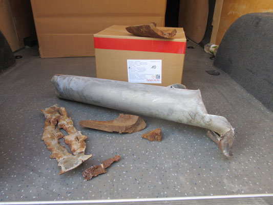 Diese Raketenteile und Granatsplitter brachte Oleksander mit - in Beryslaw gehört solches Material mittlerweile zum Alltag.