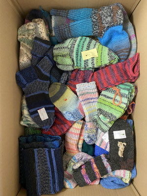 Obwohl es aktuell noch schön warm ist, kommt der Winter schon bald und so transportieren wir bereits Ende August warme, selbstgestrickte Socken, Mützen und Schals.