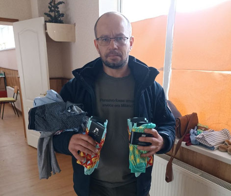 Mit unserer letzten Lieferung konnten wir auch einige Kisten mit neuen (Unter-) Wäsche mitbringen, die bei ganz verschiedenen Menschen angekommen ist: