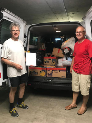 Geschafft! Benno und Rolf haben die 290 kg Güter für den Transport nach Grosswangen verladen.