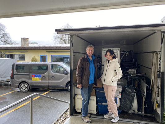 ... und mit einem Zügelwagen ins Lager transportiert.