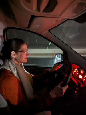 Corina fährt konzentriert durch die Nacht.