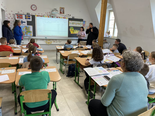 Besuch in der TheoBand Schule in Uzhorod: Eines der neuen Klassenzimmer, in dem bereits der Unterricht läuft ...