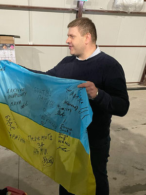 Zum Schluss gibt es noch Geschenke: Pavlo übergibt dem Team eine Ukrainische Flagge mit Unterschriften.