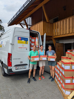 Neben dem eingespielten Lade-Team Antonia und Leonie hilft diesmal auch emH-Präsident Marino beim Beladen der Fahrzeuge am Mittwoch vor der Fahrt.