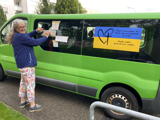 Rita hilft bei der Beschriftung des Fahrzeuges mit.