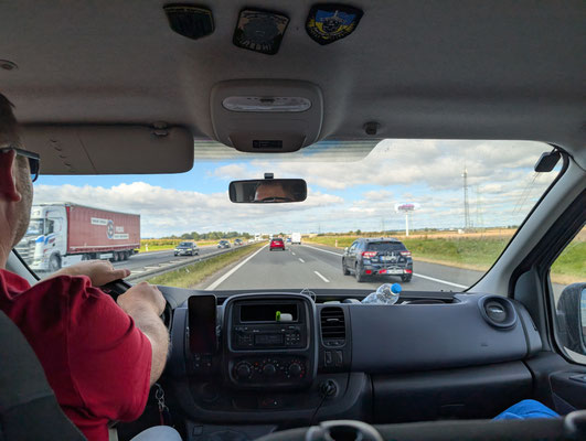 Nach einer Übernachtung in Polen ist unsere Crew am Samstagmorgen bereits wieder auf der Strasse Richtung Schweiz unterwegs. Die ganze Fahrt verlief diesmal ohne Komplikationen und bei durchgängig schönem Wetter.