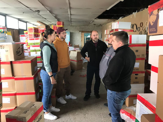 Ivan K., Sergiy und Vitaly zeigen uns ihr Hauptlager. Viele der Güter stammen von engagiert mit Herz - wie am roten Markierungsband gut ersichtlich ist.