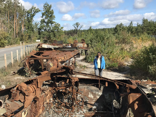 Russische Panzerwracks bei Butscha