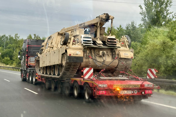 Auf der Fahrt durch Polen werden ein paar sehr eindrückliche Sondertransporte mit Panzern überholt.